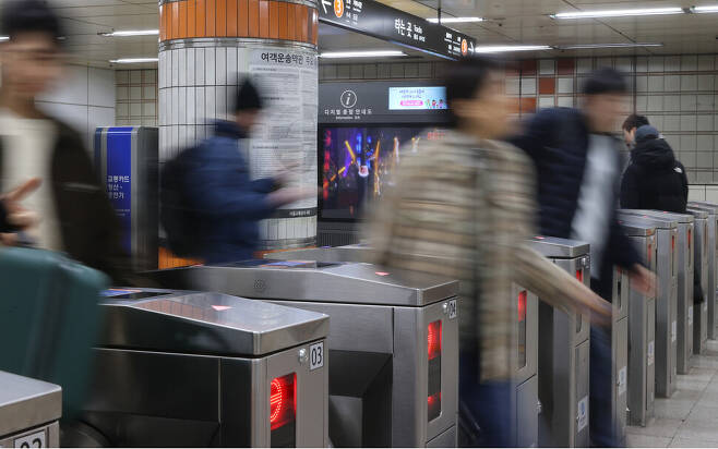 서울시는 지난 8일 올해 7월께 지하철 요금을 추가로 인상할 예정이라고 밝혔다. 현행 1400원에서 150원을 인상하면 1550원으로 오른다. 공공요금 인상으로 생활비 부담이 가중되면서 무임승차에 대한 따가운 시선이 거세지고 있다.[연합]