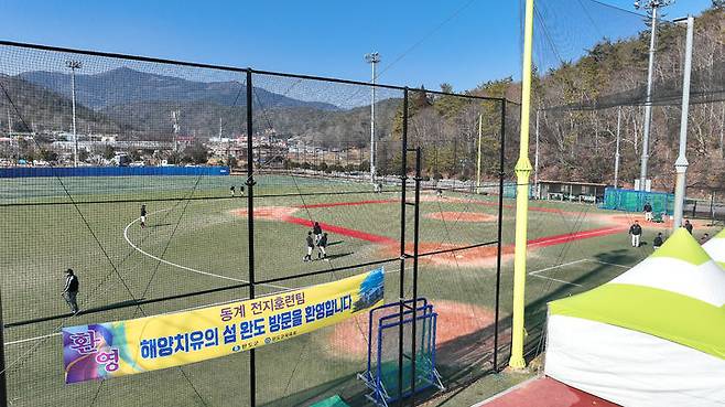 [광주=뉴시스] 완도군은 17일 새해 들어 축구, 야구, 배드민턴, 테니스, 소프트테니스 등 5개 종목 34개 팀 680여명의 선수들이 완도에서 동계 전지훈련을 실시했다고 밝혔다. (사진=완도군 제공). 2024.01.17. photo@newsis.com *재판매 및 DB 금지