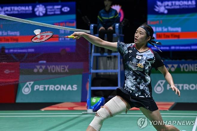 세계배드민턴연맹(BWF) 월드 투어 슈퍼 1000 말레이시아 오픈 여자 단식 결승 경기를 치르는 안세영. 신화=연합뉴스