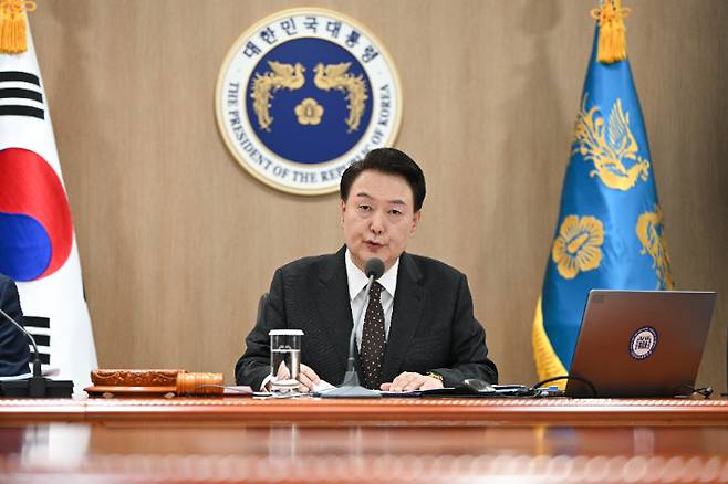 윤석열 대통령이 16일 서울 용산 대통령실 청사에서 열린 국무회의에서 모두발언을 하고 있다. 연합뉴스