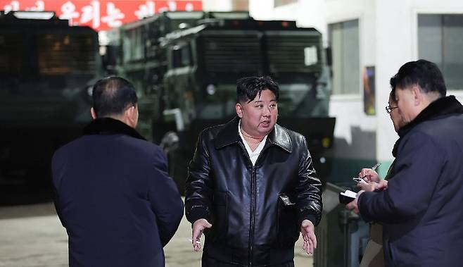 김정은 북한 국무위원장이 대륙간탄도미사일(ICBM) 발사대 생산 공장을 둘러보며 전략미사일 전력을 과시했다. 연합뉴스
