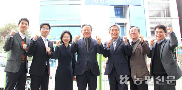 경기 성남 판교낙생농협 정재영 조합장(왼쪽 네번째부터)과 김용회 상임이사가 직원과 함께 올해 경영 화두인 ‘효(孝)’ 정신을 바탕으로 따뜻한 공동체를 만드는 데 앞장설 것을 다짐하고 있다.