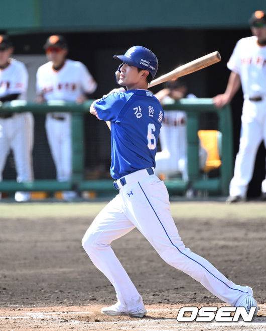 [OSEN=오키나와(일본), 이대선 기자] 4일 일본 오키나와 나하 셀룰러 스타디움에서 요미우리 자이언츠와 삼성 라이온즈의 경기가 진행 됐다.7회초 2사 3루에서 삼성 강한울이 적시타를 치고 있다. 2023.03.04 /sunday@osen.co.kr