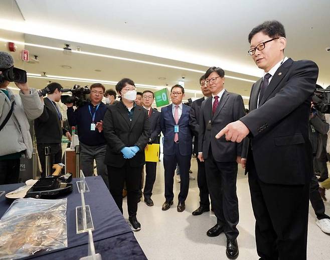 17일 오전 인천공항 입국장에서 밀반입된 마약을 살펴보고 있는 고광효 관세청장