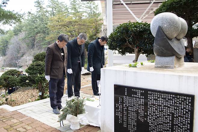 울릉군은 17일 고 이경종 교사의 제48주기 추모식을 천부초교 교정 내 이 선생 추모비 앞에서 엄숙히 거행한 가운데 참석자들이 묵념을 하고 있다. (왼쪽부터 남한권 울릉군수, 공경식 울릉군의회의장, 김진규 울릉교육장). 울릉군 제공