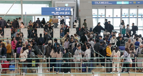 4년 만에… 인천공항 하루 이용객 20만명 넘어 - 인천국제공항 제1여객터미널이 16일 탑승 수속을 하는 승객들로 북적이고 있다. 인천공항공사에 따르면 인천공항 하루 이용객은 지난 14일 기준 20만 2554명으로 잠정 집계돼 코로나19 발생 4년 만에 20만명을 넘어섰다. 뉴시스