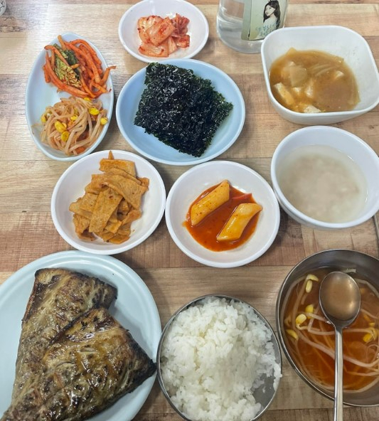 A씨가 서울 용산역 인근의 식당에서 먹은 백반. '육군훈련소 대신 전해드립니다' 게시물 캡처