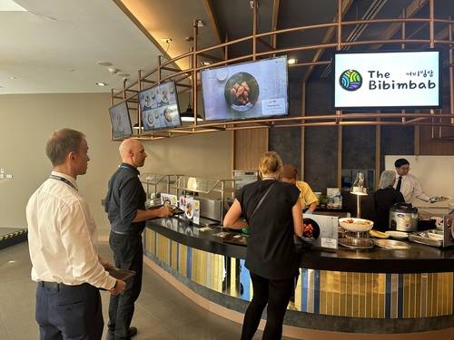 태국 방콕 유엔콘퍼런스센터 구내식당 한식 코너에서 국제기구 직원들이 대기하고 있다. 연합뉴스