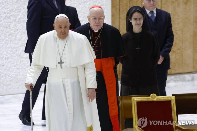 프란치스코 교황(왼쪽)과 페트리니 바티칸시국 행정원 사무총장(오른쪽) [EPA 연합뉴스 자료사진. 재판매 및 DB 금지]