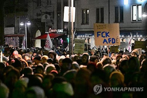 16일 독일 쾰른에서 극우 세력을 규탄하고, 민주주의 수호를 외치는 시위가 펼쳐졌다. [로이터 연합뉴스 자료사진. 재판매 및 DB 금지]