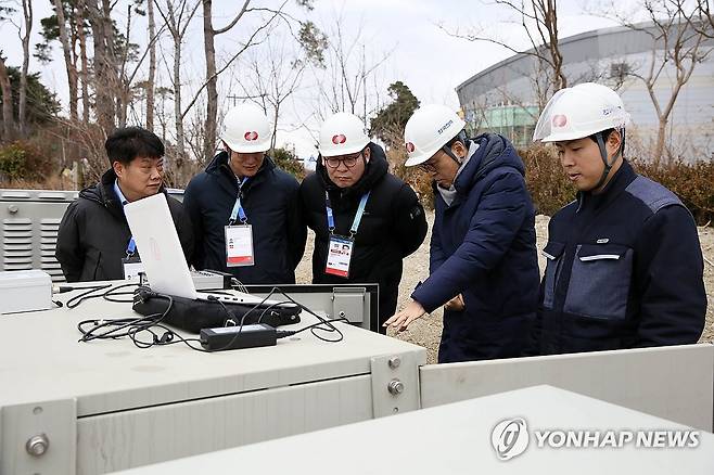 한전, 동계청소년올림픽 전력 설비 점검 (춘천=연합뉴스) 한국전력공사 이준호 안전＆영업배전부사장 등 한전 관계자들이 17일 강원 강릉시에 있는 2024강원동계청소년올림픽 시설을 찾아 전력 설비를 점검하고 있다. 2024.1.17 [한전 강원본부 제공. 재판매 및 DB 금지] conanys@yna.co.kr