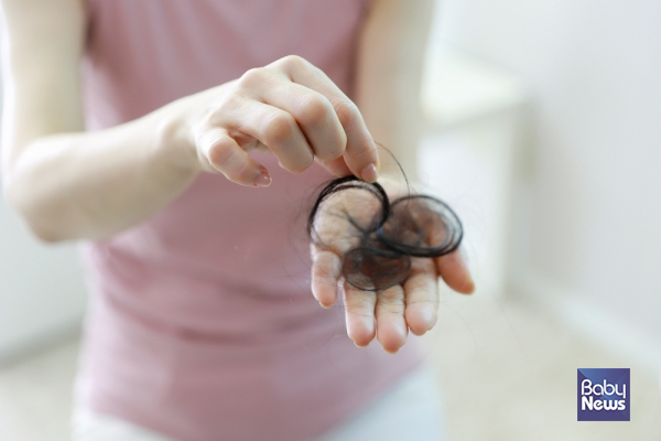 탈모에 영향을 주는 요인은 유전적인 원인부터 노화, 스트레스, 잘못된 생활습관 등 다양하다. ⓒ베이비뉴스