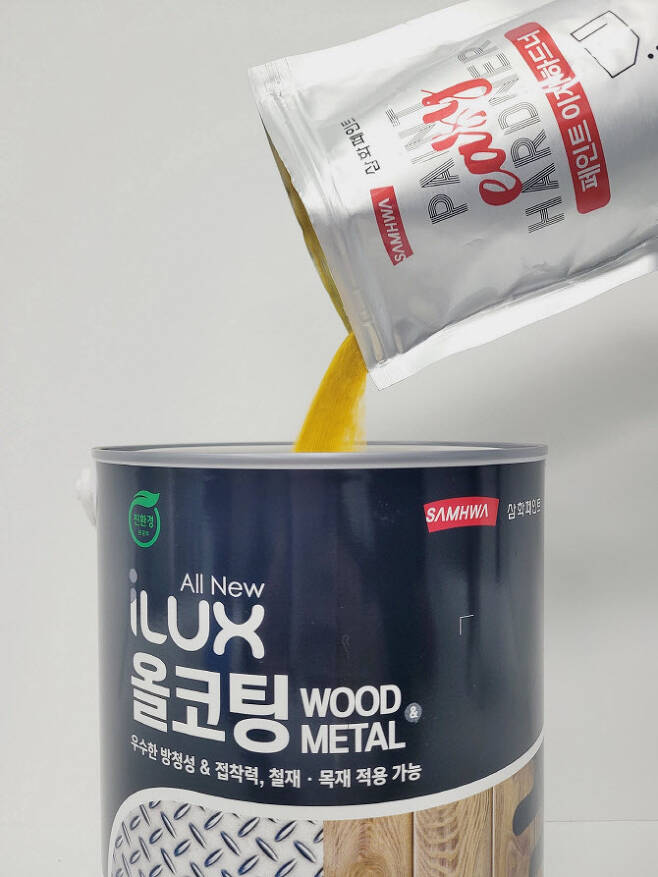 삼화페인트공업의 ‘페인트 이지하드너’를 수성 페인트 ‘아이럭스 올코팅’에 붓는 모습. (사진=삼화페인트공업)