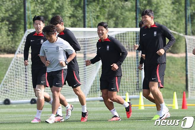 대한민국 축구대표팀 김민재, 황희찬, 손흥민 등 선수들이 17일(현지시간) 카타르 도하 알 에글라 트레이닝 센터에서 훈련을 하고 있다. 위르겐 클린스만 감독이 이끄는 대한민국 축구대표팀은 2023 아시아축구연맹(AFC) 카타르 아시안컵 바레인과의 조별 경기에서 3-1로 승리를 거뒀다. 2024.1.17/뉴스1 ⓒ News1 김성진 기자