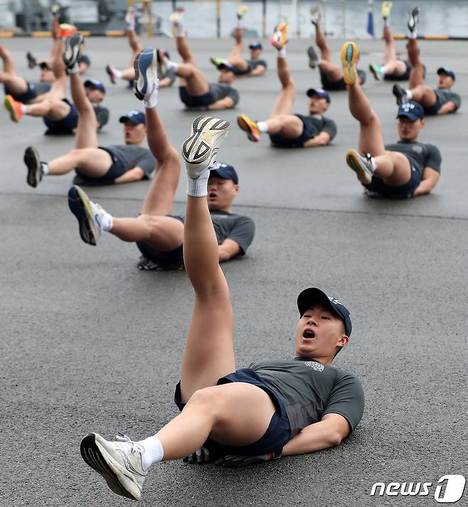 18일 경남 창원시 진해 군항에서 해군 심해잠수사(SSU)들이 전투체조를 하며 혹한기 훈련을 하고 있다. 2024.1.18/뉴스1 ⓒ News1 윤일지 기자