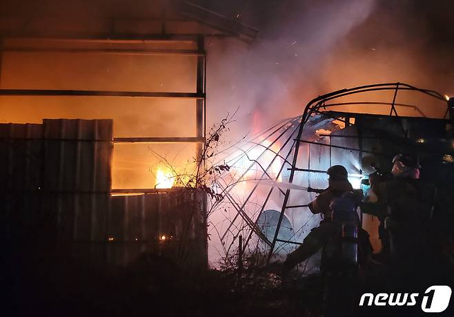 18일 오후 7시 4분께 울산시 북구 매곡동의 한 가설건축물(컨테이너)에서 불이 나 소방대원들이 진화를 하고 있다. (울산소방본부 제공)