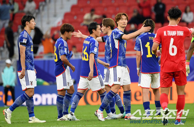 14일(현지시간) 카타르 도하 알투마마 스타디움 열린 2023 아시아축구연맹(AFC) 카타르 아시안컵 일본과 베트남의의 경기. 승리한 일본 선수들이 기뻐하고 있다. 도하(카타르)=박재만 기자 pjm@sportschosun.com/2023.01.14/