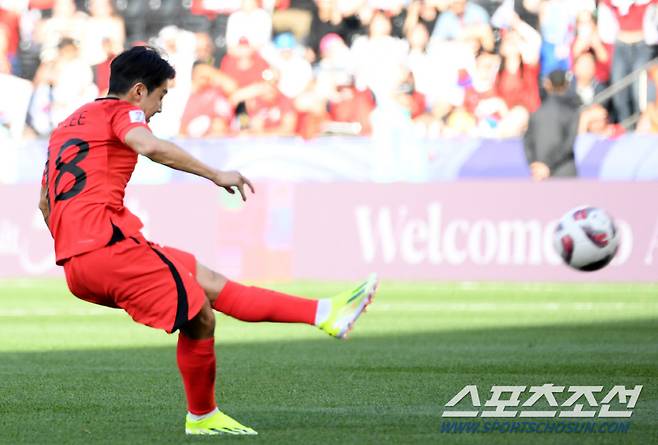 15일(현지시간) 카타르 도하 자심 빈 하마드 스타디움에서 열린 2023 아시아축구연맹(AFC) 카타르 아시안컵 대한민국과 바레인의 경기. 이강인이 프리킥을 시도하고 있다. 도하(카타르)=박재만 기자 pjm@sportschosun.com/2023.01.15/