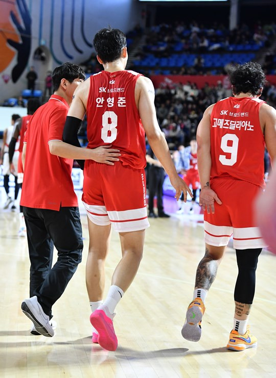 부상으로 코트를 나가는 안영준. ⓒKBL