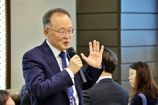 한국항공우주연구원 이상률 원장이 18일 열린 간담회에서 질의에 답변하고 있다. (사진=항우연)