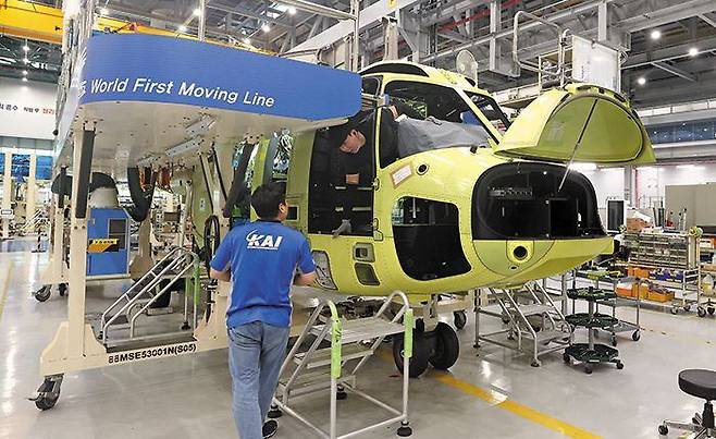수리온 조립 - 지난 9월 20일 경남 사천시 한국항공우주산업(KAI)에서 수리온이 조립되고 있다. FA-50 대규모 수출 이후 수리온 등 다른 항공기들도 해외에서 주목받고 있다. /김동환 기자