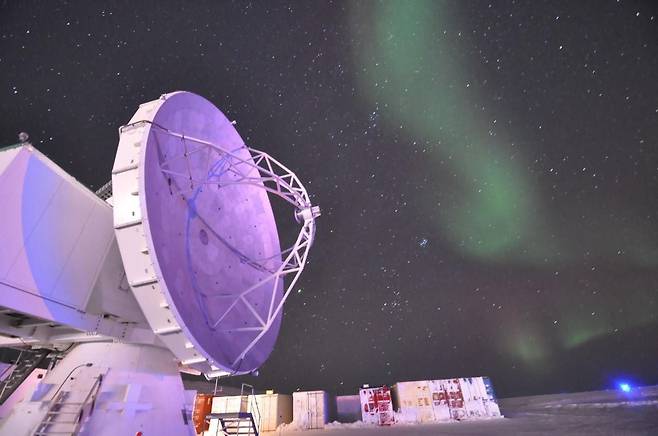 2018년부터 EHT 관측에 참여하여 영상 성능 향상에 큰 역할을 한 망원경. 현재 그린란드 피투피크(Pituffik) 지역에 있으며 곧 그린란드의 정상으로 옮겨 더 높은 주파수에서의 블랙홀 영상을 얻을 계획이다./ASIAA 제공