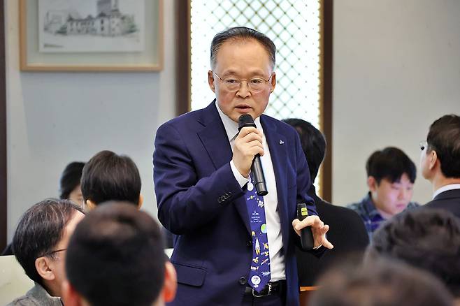 이상률 한국항공우주연구원 원장이 18일 서울 종로구에서 열린 간담회에서 질의에 답변하고 있다./한국항공우주연구원