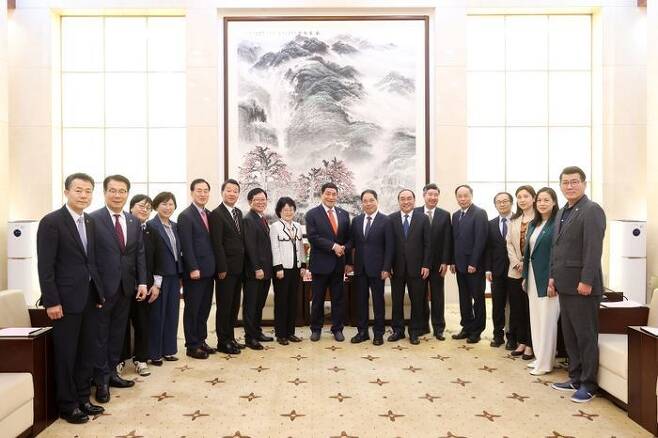 경기도의회 광둥성 친선의원연맹 의원들(가운데에서 왼쪽)이 광둥성 인민대표대회를 방문해 기념 사진을 촬영하고 있다. ⓒ경기도의회 제공