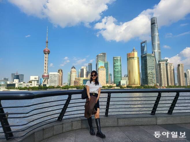 지난해 10월 중국 상하이에서 진행된 국제 투자자 모임에 참석한 정 씨가 마천루를 배경으로 찍은 사진.