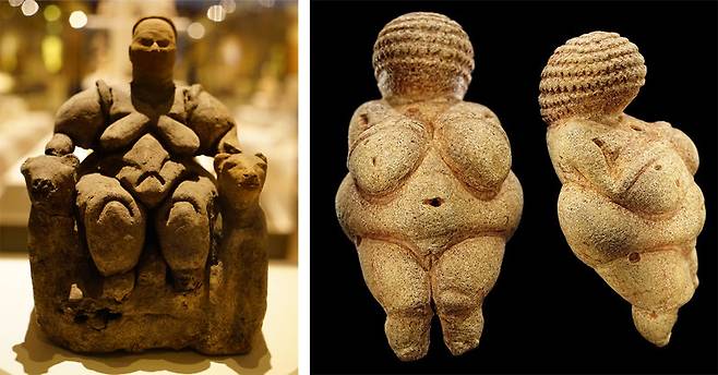 튀르키예 차탈회위크에서 발견된 여신상은 나이 든 할머니의 모습이다(왼쪽 사진). 오랜 세월 아이를 키우며 지혜를 쌓은 여성의 
모습을 형상화한 것으로 보인다. 생존과 번식이 중요했던 선사시대에 여신상은 다산과 육아를 상징하는 경우가 많았다. 유명한 
‘빌렌도르프의 비너스’도 출산을 앞둔 여성을 표현했다. 강인욱 교수 제공·사진 출처 위키피디아