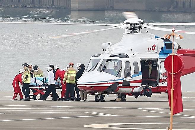부산에서 신원 미상 남성에게 피습을 당한 이재명 더불어민주당 대표가 지난 2일 오후 서울 동작구 노들섬에 헬기를 통해 도착해 서울대병원으로 이송되고 있다. 뉴스1