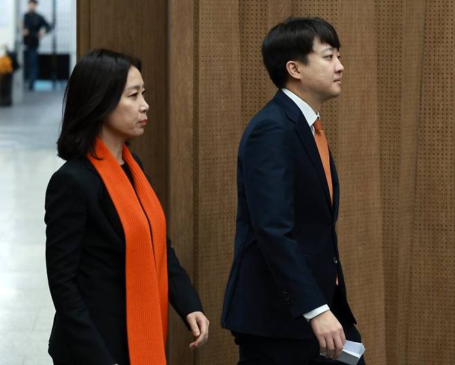 이준석 개혁신당 정강정책위원장과 허은아 창당준비위원장이 18일 오전 서울 여의도 국회 소통관에서 기업 및 교통 관련 정강정책 기자회견을 하기 위해 들어서고 있다. 사진=뉴시스화상