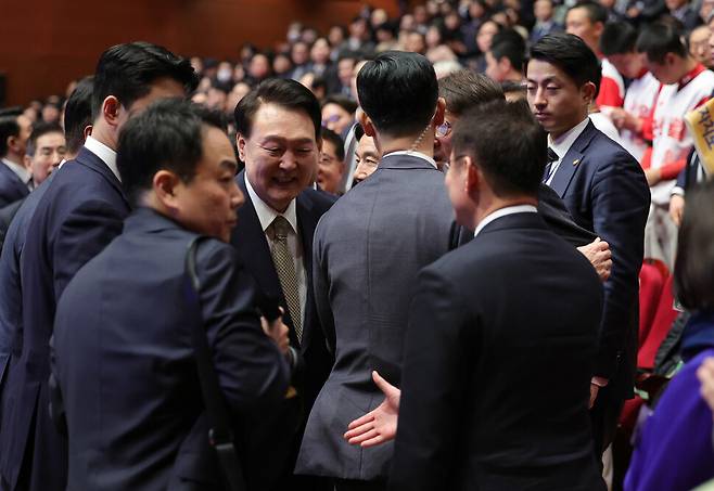 18일 오전 전북 전주 한국소리문화의전당에서 열린 전북특별자치도 출범식에 참석한 강성희 진보당 의원이 윤석열 대통령에게 악수하면서 발언을 하자, 대통령경호처 경호 요원들이 강 의원을 제지하고 있다. 대통령실사진기자단