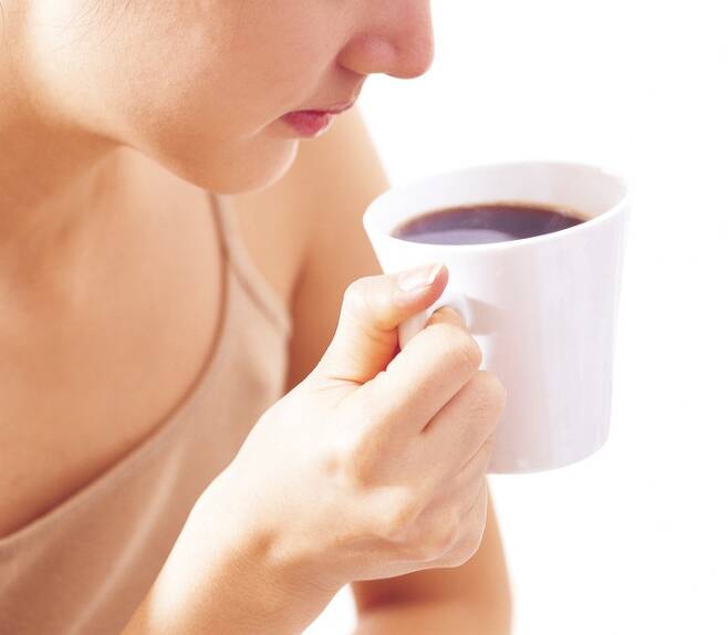 오전 9시 30분 이전에 일찍 커피를 마시면 스트레스 호르몬 중 하나인 코르티솔이 과하게 분비돼 불필요한 스트레스에 시달릴 수 있다./사진=클립아트코리아