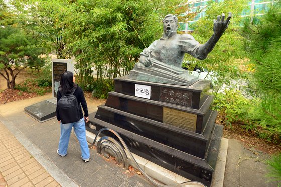 지난해 10월 광주광역시 남구 정율성거리에 조성된 정율성 흉상이 보수단체 회원에 의해 훼손된 뒤 복원된 모습. 뉴스1