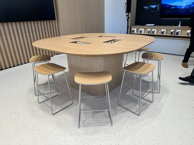 '투데이 앳 애플{Today at Apple)' 체험이 가능한 라운드형 테이블/사진=유지희 기자