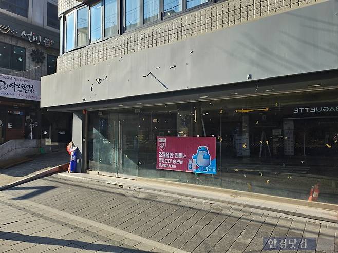 고려대학교 인근 공실로 비어있는 상가 건물의 모습. /사진=김영리 한경닷컴 기자