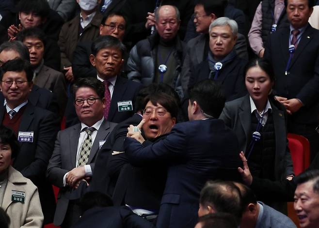 강성희 진보당 의원이 18일 전주시 덕진구 한국소리문화의전당 모악당에서 열린 전북특별자치도 출범식에서 윤석열 대통령이 입장하며 참석자들과 악수하는 동안 경호원들에게 제지당해 끌려나가고 있다. /사진=연합뉴스