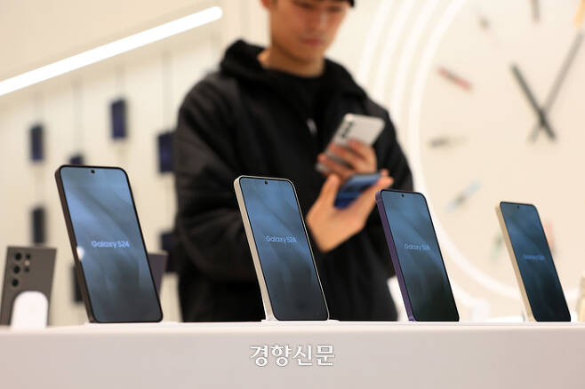 삼성전자의 인공지능(AI) 기술이 탑재된 첫 스마트폰 갤럭시 S24 시리즈가 공개된 18일 서울 마포구 삼성스토어 홍대를 찾은 시민들이 갤럭시 S24를 살펴보고 있다. 2024.01.18. 조태형 기자