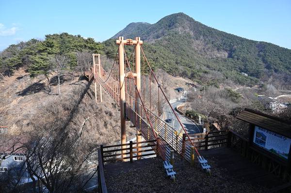 마금산과 천마산 사이 사거정 고개에 놓인 온천구름다리.
