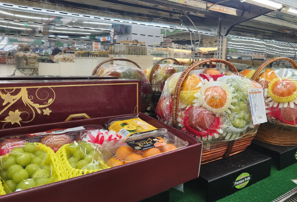 대형 매장에 진열된 과일 선물 상품. 한국농수산식품유통공사(aT) 제공