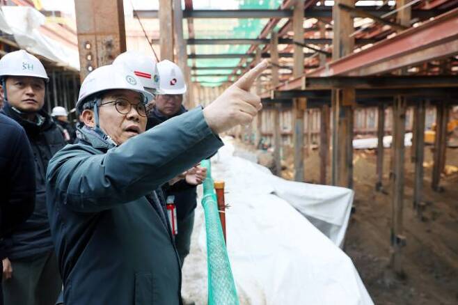 김헌동 사장 등 SH공사 관계자들이 ‘등촌동 어울림플라자(가칭)’ 건설현장 안전관리 체계를 점검하고 있다.