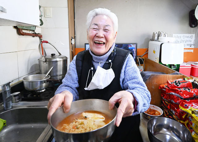 용산구의 라면 전문점 사장인 윤연옥씨가 직접 끓인 라면을 그릇에 담아낸 모습. 이한형 기자