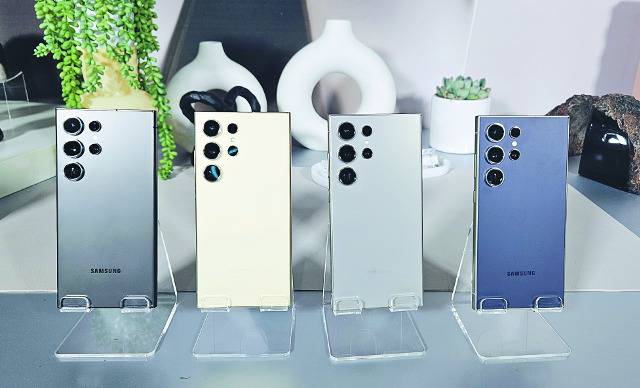 삼성전자가 17일(현지시간) 미국 캘리포니아 새너제이 SAP센터에서 ‘갤럭시 언팩 2024’ 행사를 열고 선보인 ‘인공지능(AI) 폰’ 갤럭시 S24 울트라 모델.