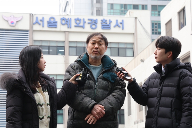 김순환 서민민생대책위원회 사무총장이 18일 오전 서울 종로구 서울혜화경찰서 앞에서 '이재명 더불어민주당 대표 헬기 이송 특혜' 관련 고발인 조사 출석에 앞서 취재진 질문에 답하고 있다. 뉴시스.