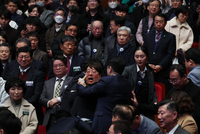 강성희 진보당 의원이 18일 전주시 덕진구 한국소리문화의전당 모악당에서 열린 전북특별자치도 출범식에서 경호원들에게 제지당해 끌려 나가고 있다. 연합뉴스