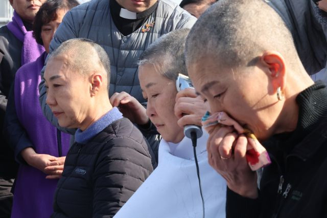 이태원 참사 유가족들이 18일 서울 용산구 대통령실 앞에서 특별법 재의요구권(거부권) 행사를 윤석열 대통령에게 건의한 국민의힘에 반발해 삭발하고 있다. 연합뉴스