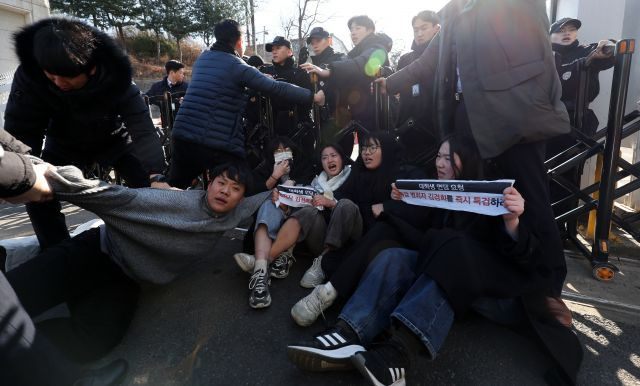 지난 6일 오후 서울 용산구 대통령실 인근 입구 앞에서 한국대학생진보연합 대학생들이 ‘윤석열 대통령의 김건희 특검 거부 규탄’ 기습시위를 하고 있다. 뉴시스