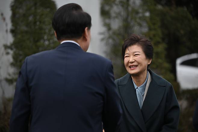 박근혜 전 대통령이 지난달 29일 윤석열 대통령과의 오찬을 위해 서울 용산구 한남동 대통령 관저를 방문한 모습. [출처 : 연합뉴스]