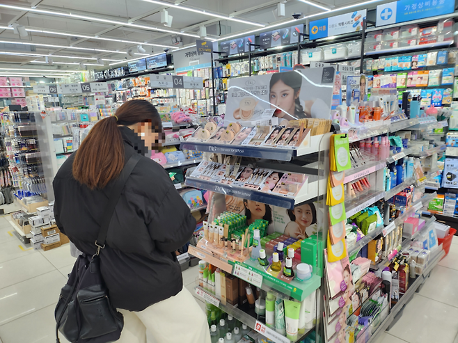 17일 다이소 서울시청광장점에서 한 소비자가 화장품을 구경하고 있다.[사진=김현정 기자]